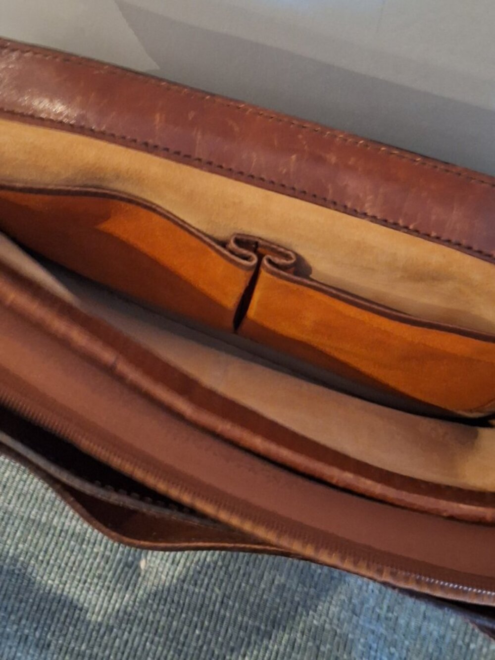 Briefcase 💼 (The Bridge) - Picture 2 of 4